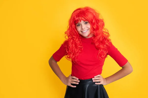 Contento Adolescente Niño Con Rojo Largo Pelo Amarillo Fondo — Foto de Stock