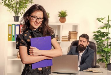 Başarı için çalışmak. Hevesli kız CEO 'nun önünde duruyor. Çalışan kadın. Profesyonel ofis yöneticisi. Mutlu bir iş kadını. Buna değersin..