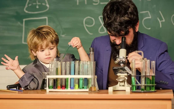 Microscoop Leraar Met Baard Kleine Jongen Laboratoriumonderzoek Ontwikkeling Een Scheikundebekerexperiment — Stockfoto