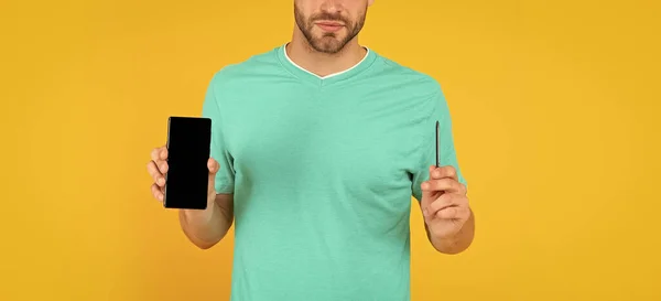 Cropped Young Man Presenting Phone Stylus Yellow Background Presentation — Stock Fotó