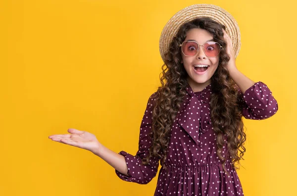 Hasır Şapkalı Güneş Gözlüklü Uzun Esmer Kıvırcık Saçlı Çocuk Şaşırdı — Stok fotoğraf