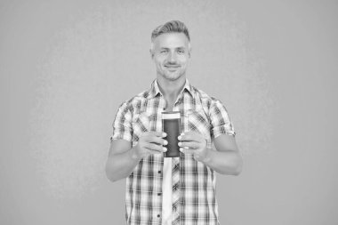 Temizlen. Adam çamaşır jeli şişesini tutuyor. Vücut yıkama, erkek yıkama. Banyo ürünü. Hijyen ve kişisel bakım. Spa deneyimi için..