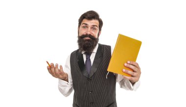 Şüpheci hippi öğretmen kalem ve okul kitabı, kütüphanede eğitim tutuyor..