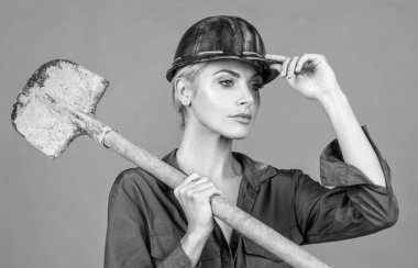 Küçük bir mola. Turuncu arka planda mühendis. Ustabaşı kız güvenlik kaskı takıyor. İşçi bayramı. Klimalı ve kasklı kadın. Kadın müteahhit kürek tutuyor. Bina ve inşaat. Bayan mimar..