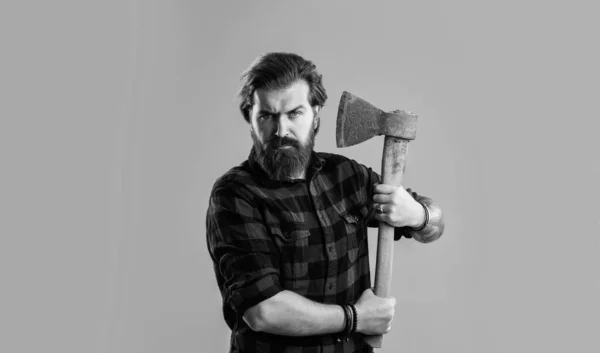 本物の男のグルーミング 斧を持つハンサムなヒップスター ロガーやアクスマンの概念 チェックされたシャツを着た残忍な髭の男ルンベルジャック 斧で木を切る大人の男 男性カジュアルファッションスタイル — ストック写真