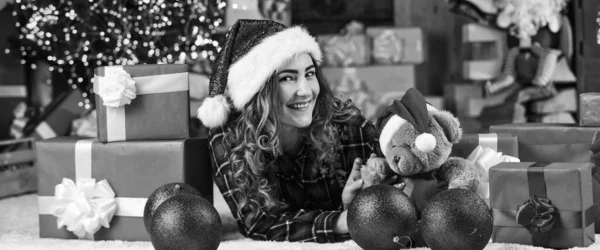 女性はお祝い気分を楽しむ 願い事を 将来の夢 新年明けましておめでとう クリスマスの伝統 冬の装飾 お祝いだ クリスマスの準備だ 幸せな女の子でクリスマスツリー — ストック写真