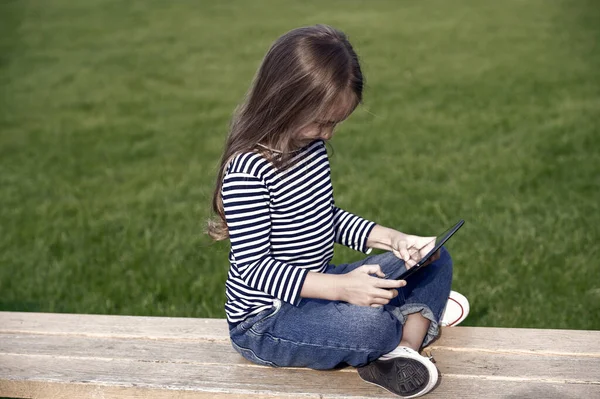 Цифровой Твой Маленький Ребенок Сидит Скамейке Парке Компьютерная Технология Современная — стоковое фото