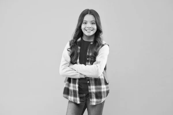Αυτοπεποίθηση Έφηβο Κορίτσι Σχολείο Χαρούμενο Χαμόγελο Κρατώντας Χέρια Σταυρωμένα Κίτρινο — Φωτογραφία Αρχείου