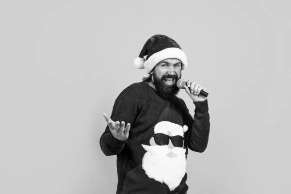 Homme Santa Barbu Chantant Dans Microphone Dans Chapeau Souriant Tout — Photo