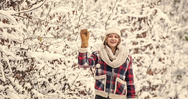 Kedvenc Évszak Sétálj Havas Erdőben Boldog Lány Szórakozik Szabadban Karácsonykor — Stock Fotó