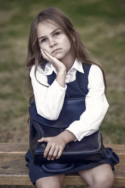 Naucz Się Myśleć Poważne Dziecko Troskliwym Spojrzeniem Mały Uczeń Zagubiony — Zdjęcie stockowe