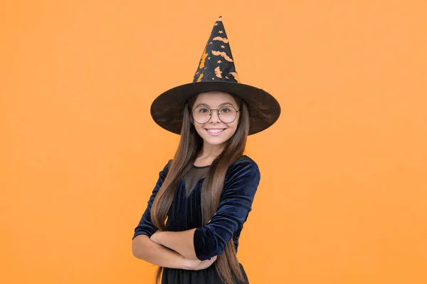 Feliz Bruja Niño Usar Sombrero Traje Mago Gafas Fiesta Halloween —  Fotos de Stock