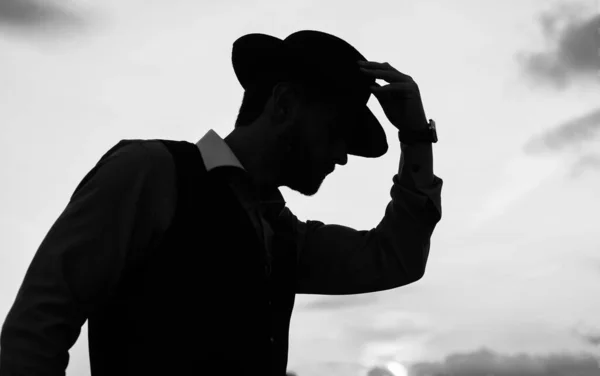 Man Danser Silhouet Pose Met Hoed Tegen Zonsondergang Hemel Silhouet — Stockfoto