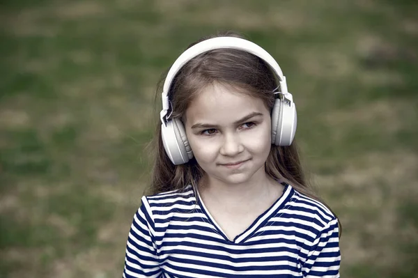 Staw Czoła Muzyce Dziewczynka Słucha Muzyki Świeżym Powietrzu Małe Dziecko — Zdjęcie stockowe
