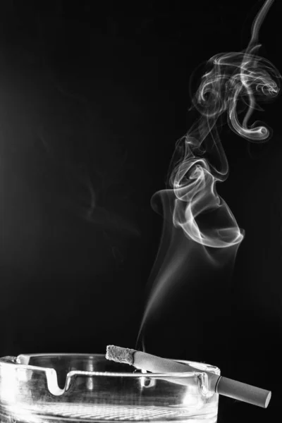 Odrobina Dymu Dym Wydobywający Się Papierosa Popielniczce Palę Papierosa Szklanej — Zdjęcie stockowe