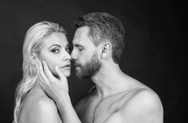 Sexigt Par Kär Kvinna Och Man Med Naken Kropp Kyss — Stockfoto