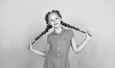 Saçlarını ören mutlu genç kız. Kadın kuaför salonu. Çocuk için mükemmel bir saç stili. Mutlu çocukluk. Güzellik ve moda. Neşeli çocuk saçını seviyor. Kaygısız ve eğlenceli.