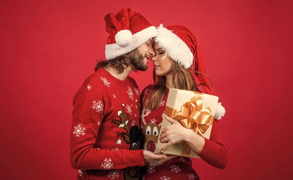 Gott Nytt Par Kärlek Bära Tröja Och Santa Claus Hatt — Stockfoto
