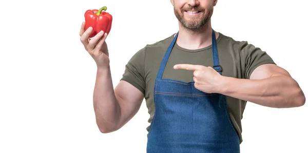 Visão Cortada Homem Avental Com Vegetal Pimenta Doce Isolado Branco — Fotografia de Stock