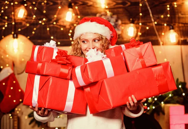 新年快到了 新年快乐 送圣诞礼物 女人和圣诞节的时间 快乐的圣诞节 寒假和假期 圣诞购物 带礼品盒的女孩 — 图库照片