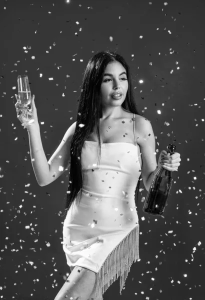 Düşen Konfeti Altında Kadehten Şampanya Içen Seksi Kadın Yıldönümü — Stok fotoğraf