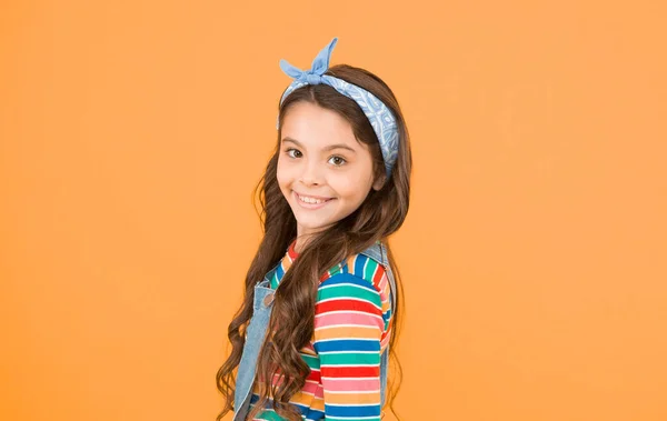 Bel Fiocco Foulard Adorabile Bambina Perfetta Capelli Lunghi Ricci Shampoo — Foto Stock