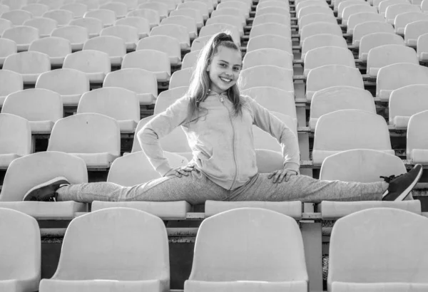 Strek Buig Voor Gezondheid Flexibel Tussen Doe Splits Stadionstoelen Benen — Stockfoto