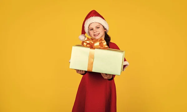 Küçük Kız Noel Baba Şapkası Hediye Kutusu Çocuk Hediye Kutusunu — Stok fotoğraf