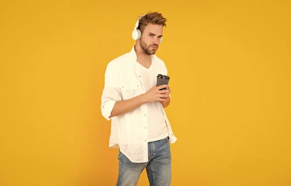 Nouvelle Technologie Homme Élégant Dans Des Écouteurs Modernes Avec Tasse — Photo