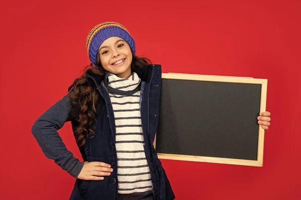 Announcement Advertisement Winter Sales Glad Kid Hold Blackboard Hat Teen — Fotografia de Stock