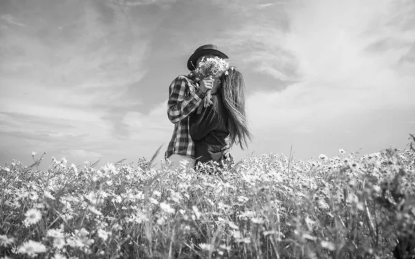 Birlikteyiz Yaz Çiçeği Çayırı Papatya Çayı Arasında Romantik Bir Çift — Stok fotoğraf