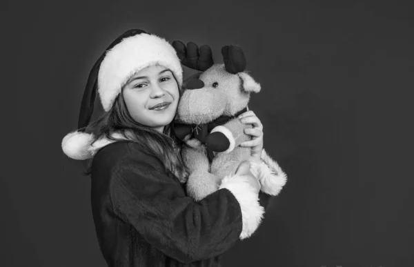 Heureux Nouvelle Année Adolescent Fille Porter Rouge Santa Claus Chapeau — Photo