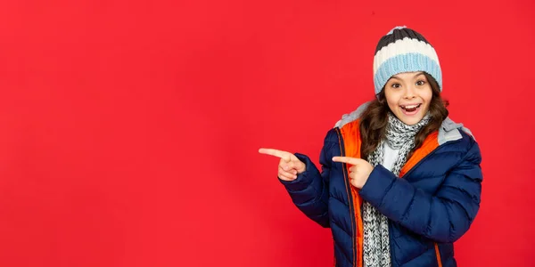 Ritratto Bambino Che Indossa Abiti Caldi Con Sciarpa Esprimere Emozione — Foto Stock