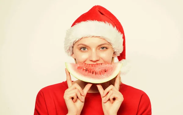 圣诞女孩吃西瓜 女人的桑塔帽子拿着薄片西瓜 圣诞节夏季目的地 热带圣诞的概念 异国情调的圣诞庆典 寒假和假日异国情调 — 图库照片
