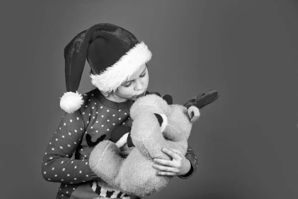 Ayudante Santa Vacaciones Invierno Descuento Estacional Niña Pequeña Llevar Juguete — Foto de Stock