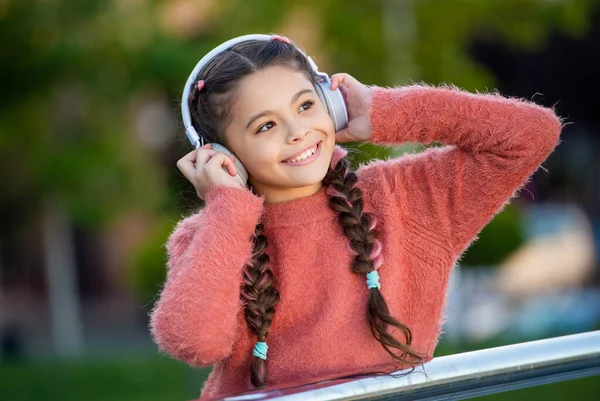 楽しい レジャーのための音楽を聞いて幸せな女の子 ヘッドフォンをしながら笑顔で10代の女の子 レジャー音楽 余暇を楽しむ — ストック写真