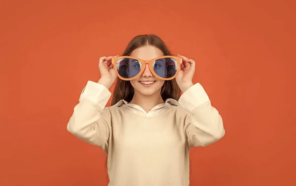Šťastný Kluk Party Brýle Oranžovém Pozadí Zábava — Stock fotografie
