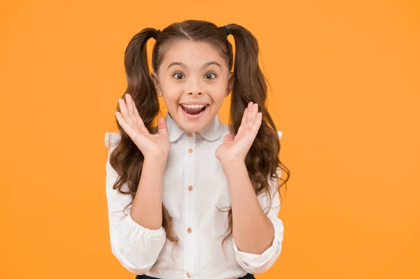 Volta Escola Parecendo Encantado Menina Surpreso Sorrindo Fundo Amarelo Criança — Fotografia de Stock