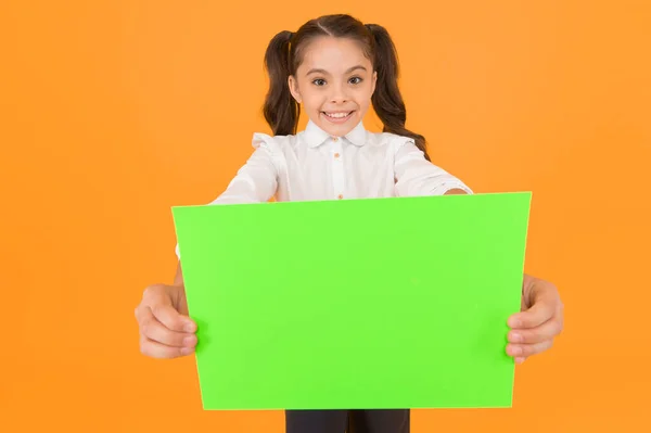 Tener Trabajo Casa Niño Pequeño Sosteniendo Hoja Vacía Para Trabajo —  Fotos de Stock