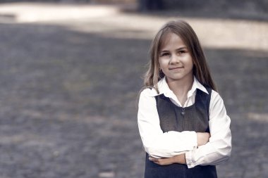 Çocuklar için gelecek yaratmak. Küçük çocuk okula geri döndü. Dışarıda resmi üniforma giyen küçük bir çocuk. İlkokul eğitimi. 1 Eylül. Bilgi toplama günü. Özel öğretim, kopyalama alanı.