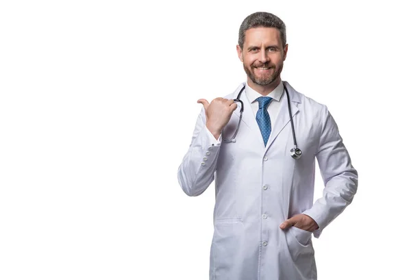 Uśmiechnięty Lekarz Stetoskopem Lekarz Odizolowany Biało Lekarz Wskazywać Palcem Tle — Zdjęcie stockowe