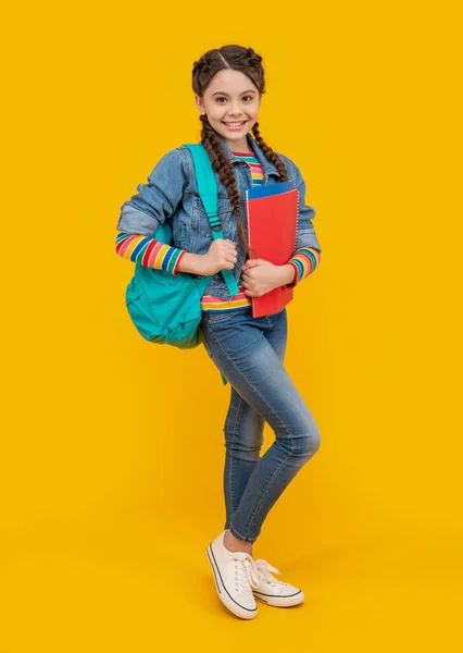 Szczęśliwa Dziewczyna Wraca Szkoły Nastolatka Trzymająca Szkolne Książki Żółtym Tle — Zdjęcie stockowe