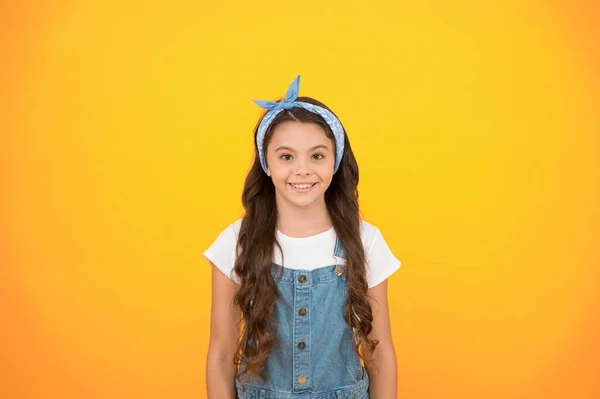 Myśl Pozytywnie Retro Dziewczyna Uśmiechnięta Żółte Tło Mały Dziecięcy Styl — Zdjęcie stockowe