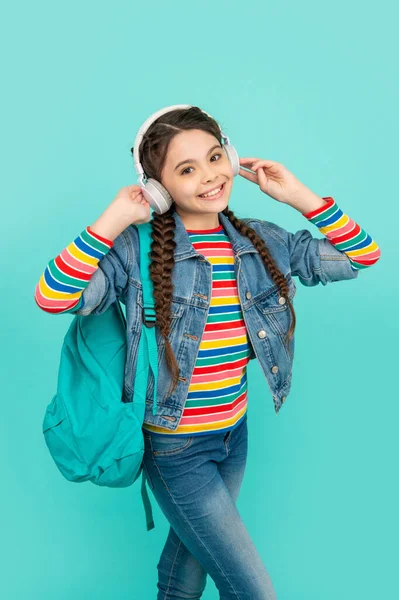 Feliz Chica Adolescente Escuchando Música Los Auriculares Fondo Azul Educación —  Fotos de Stock