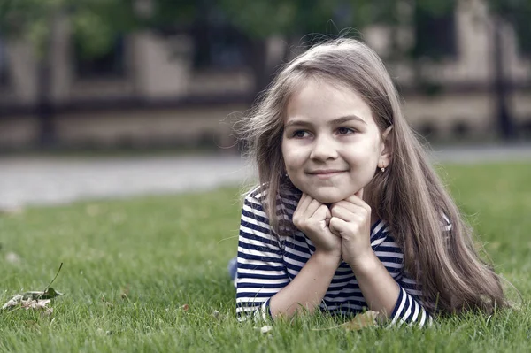 你会喜欢的美 快乐的女孩在绿草上休息 小孩的容貌真漂亮 美容院自然护肤夏天理发基本化妆品 儿童化妆品 复制空间 — 图库照片