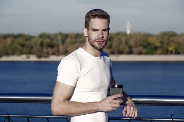 Yaz tatili. Güç merkezi. Hippi adam nehir kenarındaki doğa arka planında dinleniyor. Güneşli bir günde yakışıklı bir adam. Yaz tatilinde gidilecek yerler. Düşünceleriyle baş başa. Yaz sabahı.