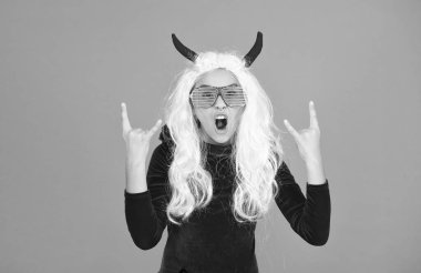 Hadi parti başlasın. Karnaval kostüm partisi. Şeker mi şaka mı? Bayramları kutlarız. Mutlu cadılar bayramı şeytan kızı. Boynuzlu ergen bir çocuk. Bel gözlüklü, beyaz saçlı neşeli çocuk..