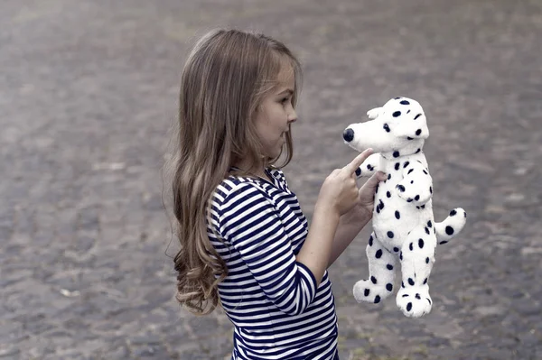 支払うことはある状態である 屋外でおもちゃの犬と小さな子供の遊び 役を演じる ふりをしろ 子供の発達 コミュニケーション能力の向上 子供の頃の楽しみ 遊びと学び — ストック写真