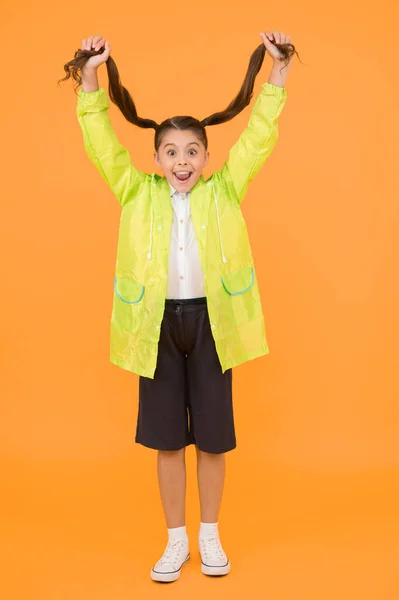 Chuva Não Obstáculo Menina Pequena Divertir Capa Chuva Estudante Ativo — Fotografia de Stock