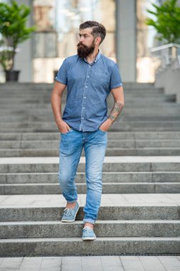 Sakallı hippi aşağıda yürüyor. Sakallı bir hippi. Hipster adam dışarıda..